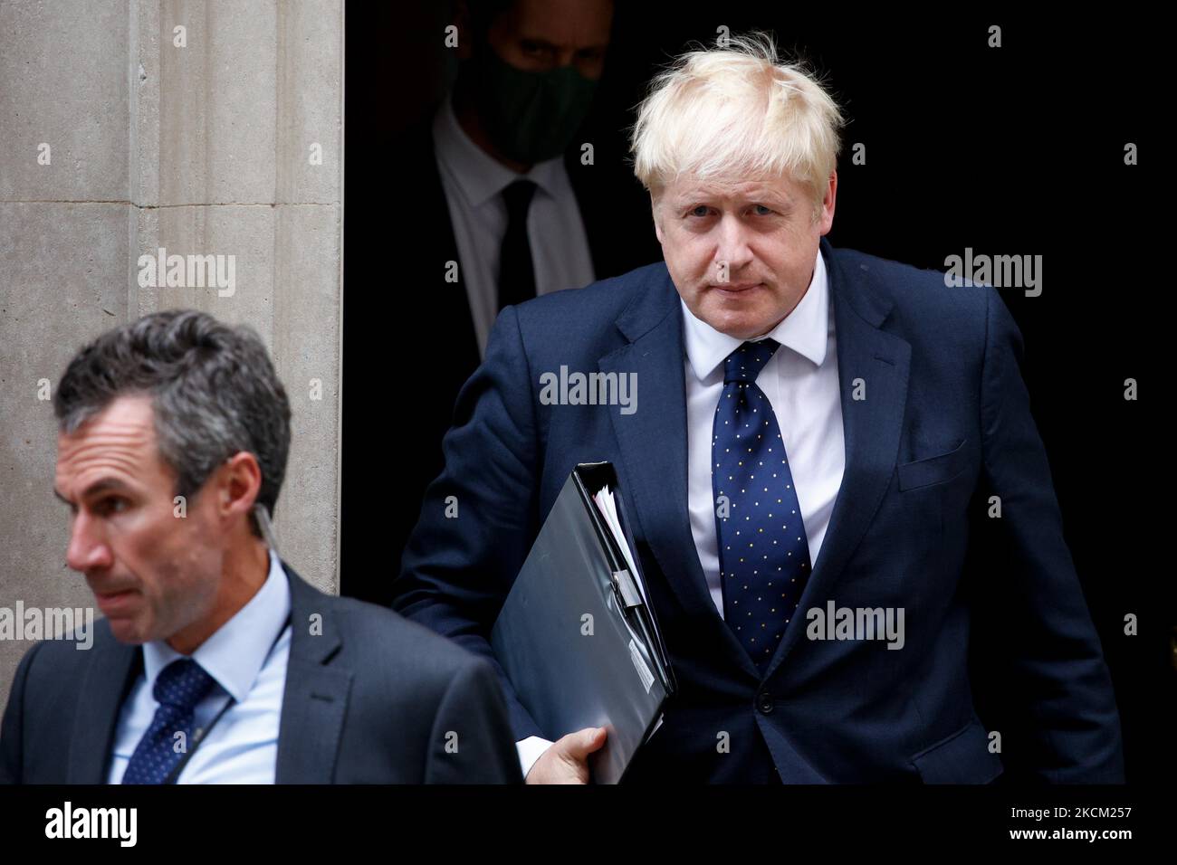 Il primo ministro britannico Boris Johnson lascia 10 Downing Street per rilasciare una dichiarazione sull'Afghanistan ai deputati della Camera dei Comuni a Londra, in Inghilterra, il 6 settembre 2021. (Foto di David Cliff/NurPhoto) Foto Stock