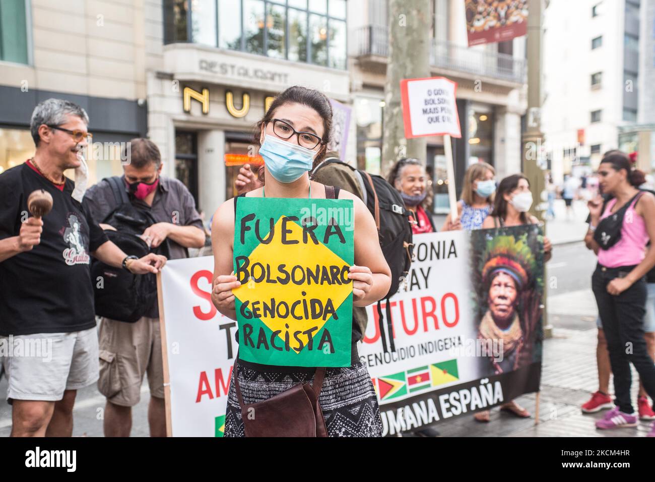 Il protester è visto con un banner che legge, Bolsonaro era genocida razzista. Il giorno dell'indipendenza del Brasile, il 7 settembre, il presidente del Brasile, Jair Bolsonaro, ha convocato i suoi sostenitori in manifestazioni in tutto il paese e incita minacce alla democrazia e un possibile colpo di Stato. Vari gruppi e partiti politici del paese hanno reagito e convocato manifestazioni contro il presidente, a Barcellona un gruppo di brasiliani ha compiuto un atto contro il presidente nelle Ramblas (Foto di DAX Images/NurPhoto) Foto Stock