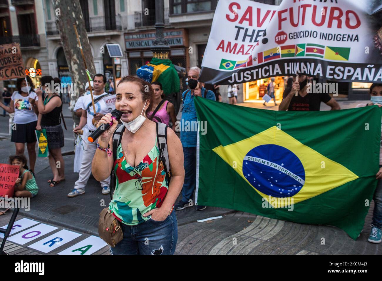 Il protester è visto parlare durante la dimostrazione davanti ad una bandiera brasiliana. Il giorno dell'indipendenza del Brasile, il 7 settembre, il presidente del Brasile, Jair Bolsonaro, ha convocato i suoi sostenitori in manifestazioni in tutto il paese e incita minacce alla democrazia e un possibile colpo di Stato. Vari gruppi e partiti politici del paese hanno reagito e convocato manifestazioni contro il presidente, a Barcellona un gruppo di brasiliani ha compiuto un atto contro il presidente nelle Ramblas (Foto di DAX Images/NurPhoto) Foto Stock