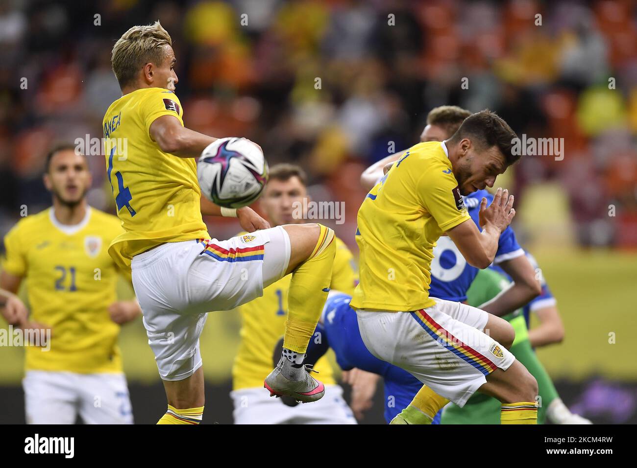 Cristian Manea e Alin Cordea in azione durante la partita di qualificazione della Coppa del mondo FIFA tra Romania e Liechtenstein, disputata a Bucarest, il 05 settembre 2021. (Foto di Alex Nicodim/NurPhoto) Foto Stock