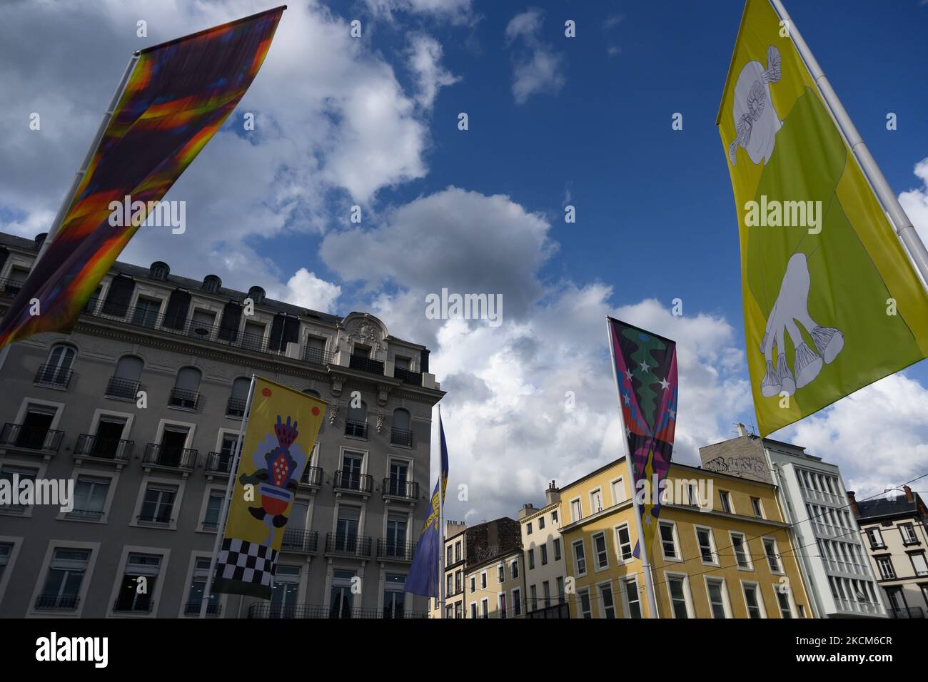 Vista di diverse bandiere, create per la programmazione artistica estiva 'Altitude 2028'. Clermont-Ferrand candidati per lo status di capitale europea della cultura, nel 2028. (Foto di Adrien Fillon/NurPhoto) Foto Stock