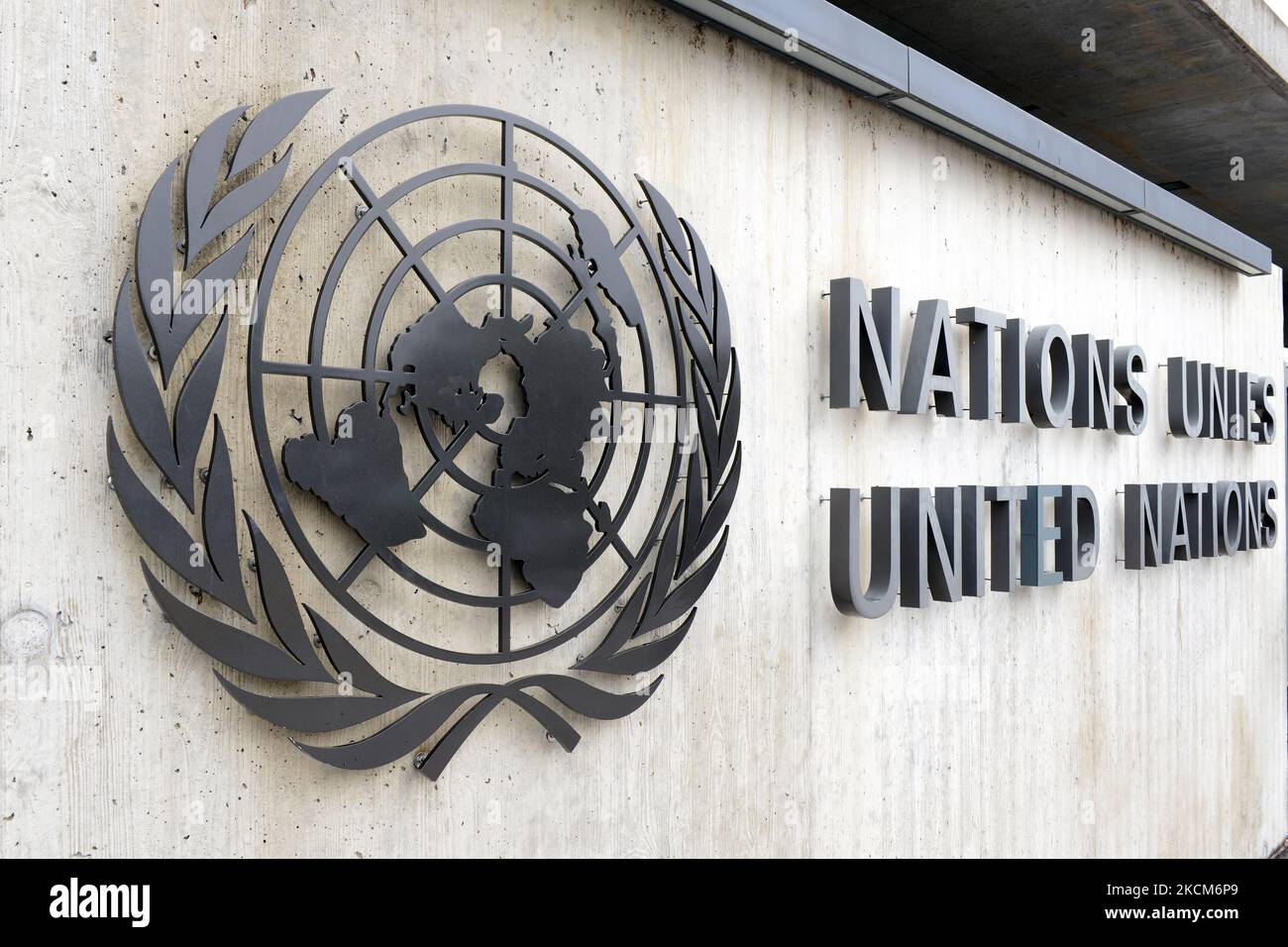 Vista ravvicinata del logo delle Nazioni Unite sull'ingresso anteriore dell'Ufficio delle Nazioni Unite di Ginevra, Svizzera Foto Stock