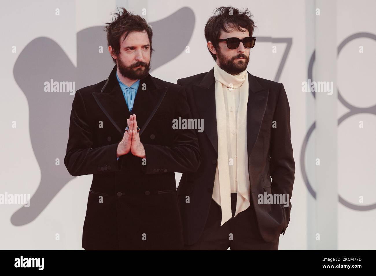 I direttori Fabio D’Innocenzo e Damiano D’Innocenzo partecipano al tappeto rosso del film “America Latina” durante il 78th° Festival Internazionale del Cinema di Venezia, il 09 settembre 2021 a Venezia. (Foto di Luca Carlino/NurPhoto) Foto Stock