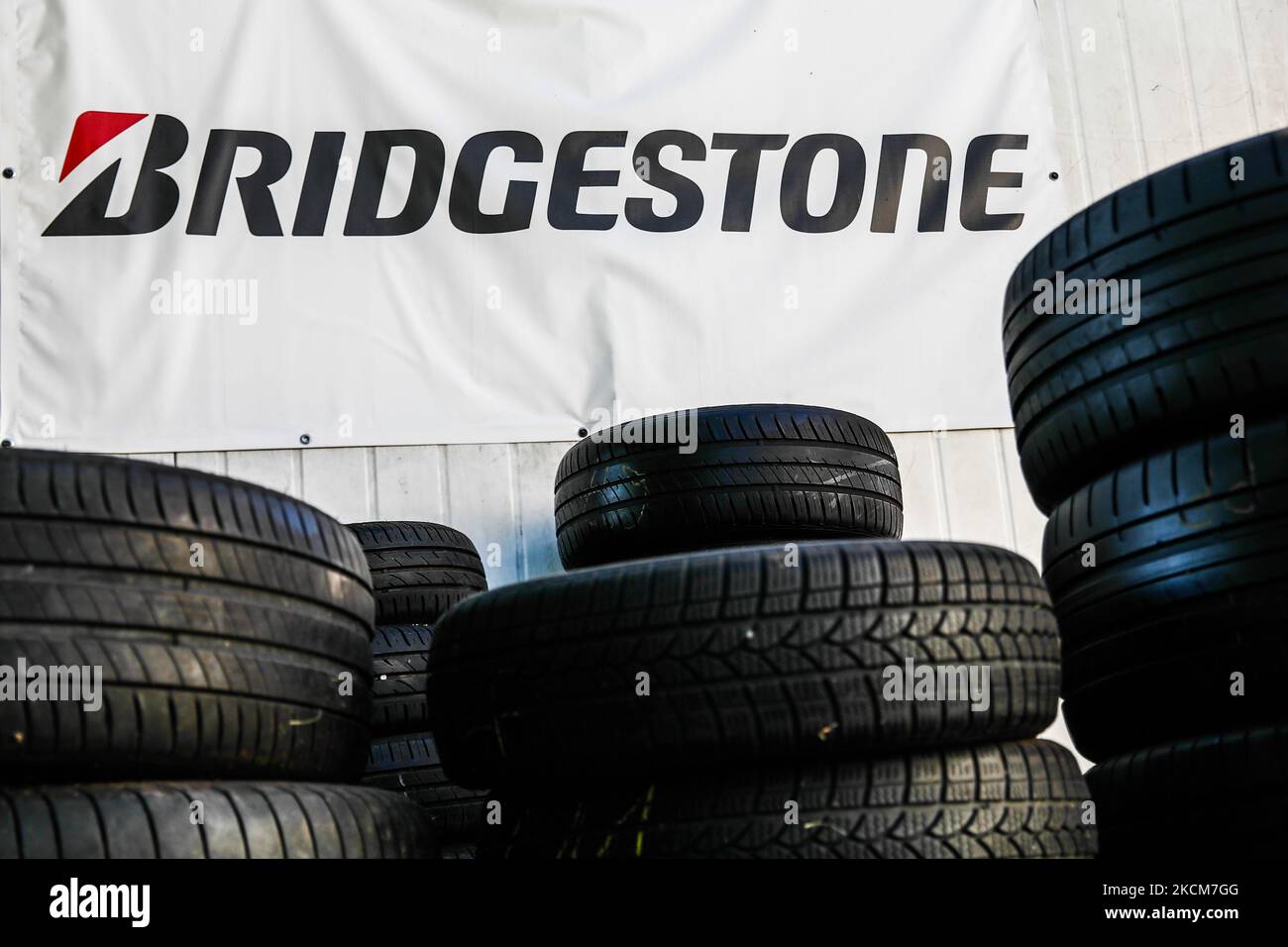 Gli pneumatici e il logo Bridgestone sono visibili presso il servizio auto di Cracovia, in Polonia, il 9 settembre 2021. (Foto di Jakub Porzycki/NurPhoto) Foto Stock