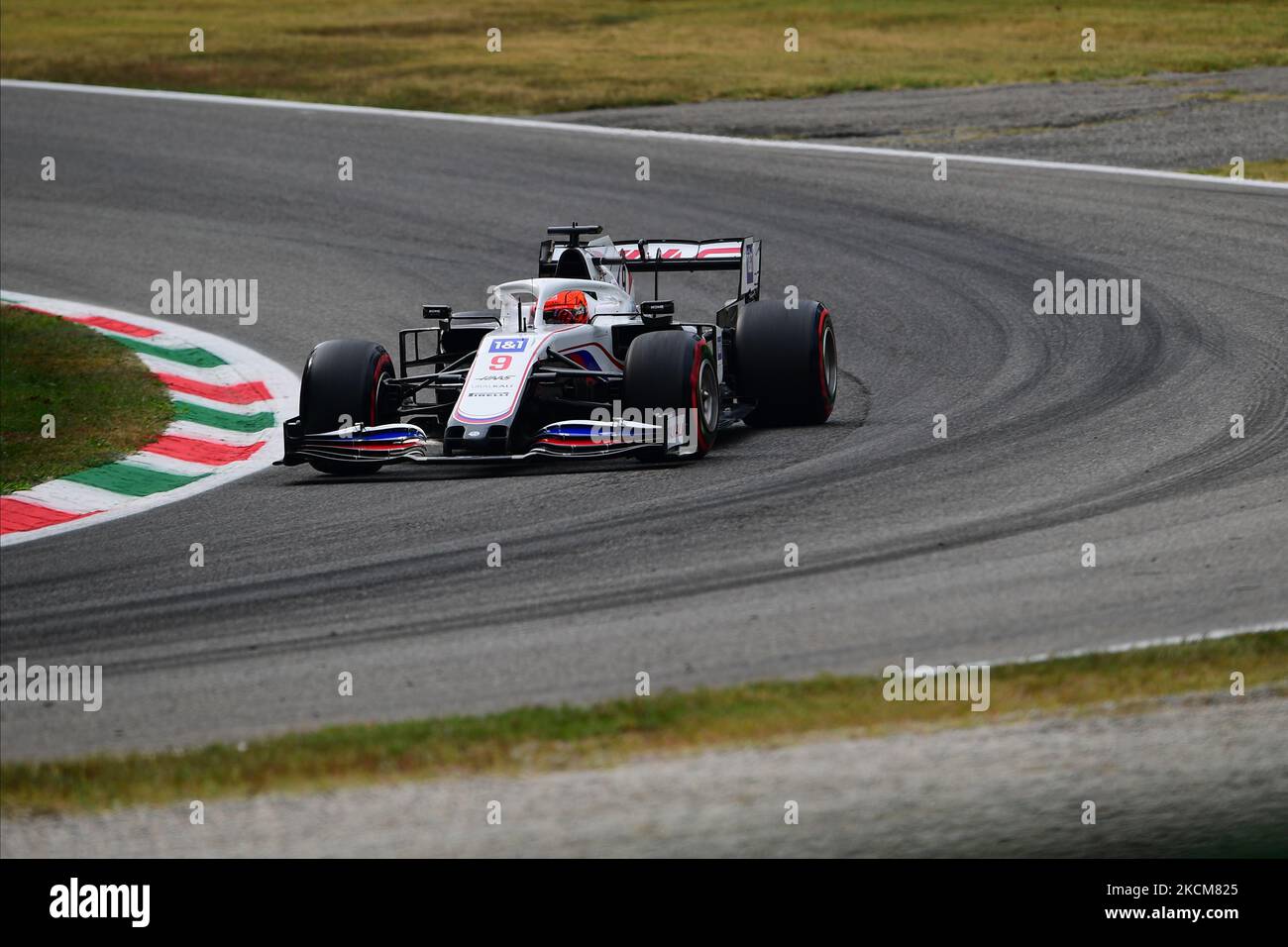 Nikita Mazepin del Team Uralkali Haas F1 guida la sua monoposto VF-21 durante le prove libere del GP d'Italia, 14th° round del Campionato Mondiale di Formula 1 nell'Autodromo Internazionale di Monza, a Monza, Lombardia, Italia, 10 settembre 2021 (Foto di Andrea Diodato/NurPhoto) Foto Stock