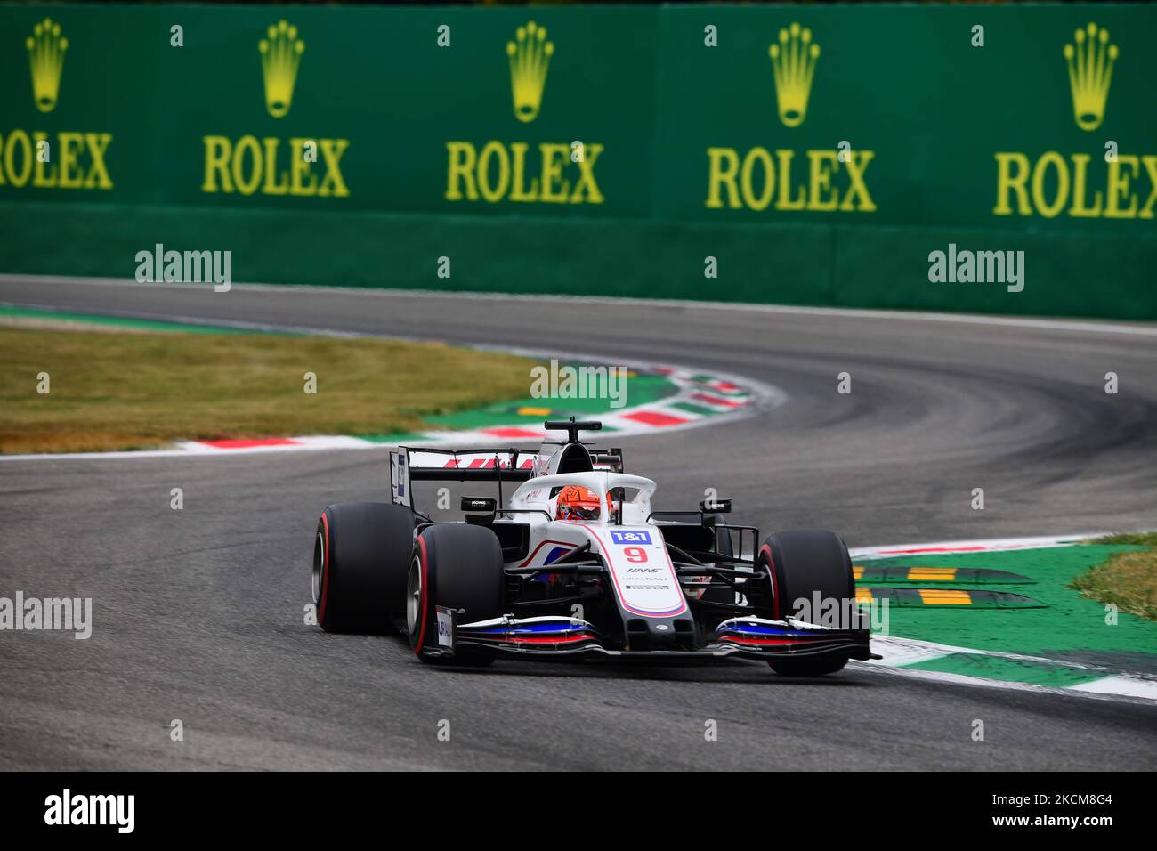 Nikita Mazepin del Team Uralkali Haas F1 guida la sua monoposto VF-21 durante le qualifiche del GP d'Italia, 14th° round del Campionato Mondiale di Formula 1 nell'Autodromo Internazionale di Monza, a Monza, Lombardia, Italia, 10 settembre 2021 (Foto di Andrea Diodato/NurPhoto) Foto Stock