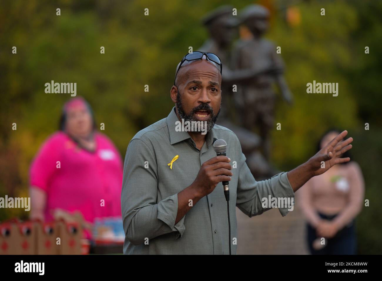 David Shepherd, membro dell'Assemblea legislativa dell'Alberta per Edmonton-City Centre, si rivolge ai partecipanti. Edmontoniani che partecipano alla sesta veglia annuale Bridge of Life Suicide Awareness/Prevention a lume di candela organizzata da YEG Mental Health, un gruppo dedicato alla sensibilizzazione sui problemi di salute mentale nell'area di Greater Edmonton. Venerdì 10 settembre 2021, a Edmonton, Alberta, Canada. (Foto di Artur Widak/NurPhoto) Foto Stock