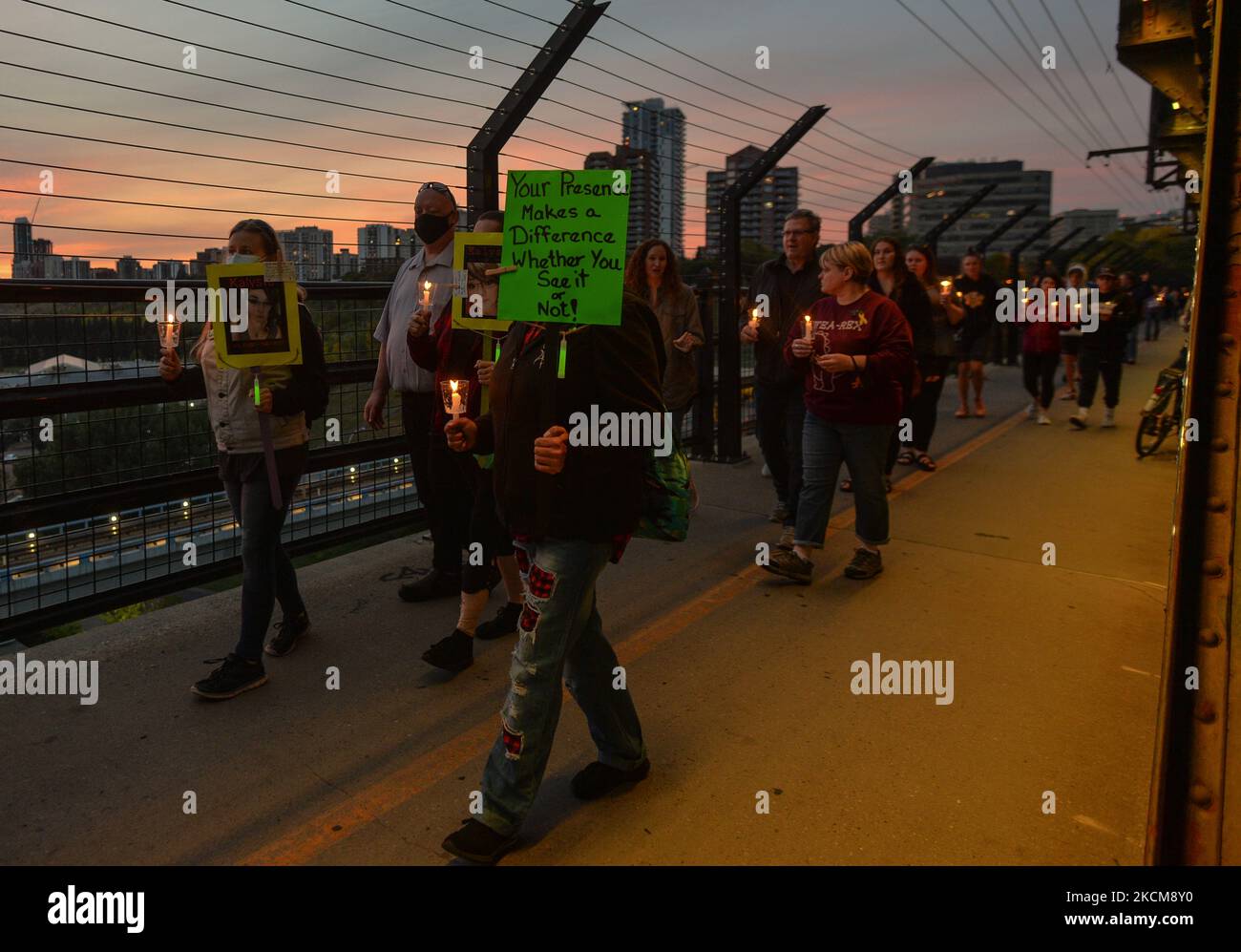 Edmontoniani camminano sul Ponte di alto livello mentre partecipano alla sesta veglia annuale Bridge of Life suicidio Awareness/Prevention a lume di candela organizzata da YEG Mental Health, un gruppo dedicato a sensibilizzare sui problemi di salute mentale nella zona di Greater Edmonton. Venerdì 10 settembre 2021, a Edmonton, Alberta, Canada. (Foto di Artur Widak/NurPhoto) Foto Stock