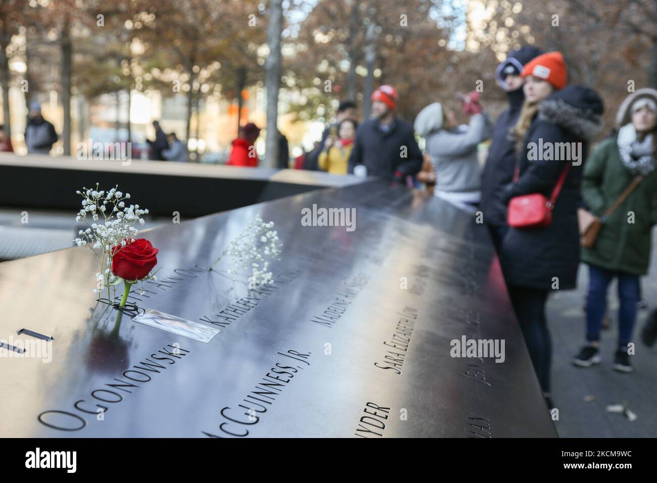 Fiori e una foto sull'iscrizione del nome Betty Ann ONG era un assistente di volo americano a bordo di American Airlines Flight 11, il primo aereo ad essere dirottato durante gli attacchi del 11 settembre. ONG è degno di nota come essere stata la prima persona ad allertare le autorità sui dirottamenti che hanno luogo quel giorno. Il 20th° anniversario dell'attacco al World Trade Center avvenuto il 11 settembre 2001, noto come 9/11, è segnato dalla completa rimozione delle forze statunitensi dall'Afghanistan. Sito commemorativo del WTC noto come Ground Zero o The pile dopo gli attacchi del 11 settembre a Lower Manhatta Foto Stock