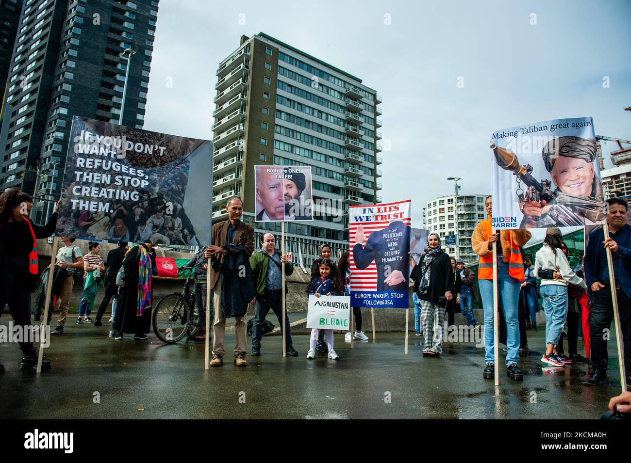 Il popolo afghano sta tenendo cartelli contro il governo americano e pakistano, durante una manifestazione sulla libertà per l'Afghanistan organizzata a Rotterdam il 11th settembre 2021. (Foto di Romy Arroyo Fernandez/NurPhoto) Foto Stock