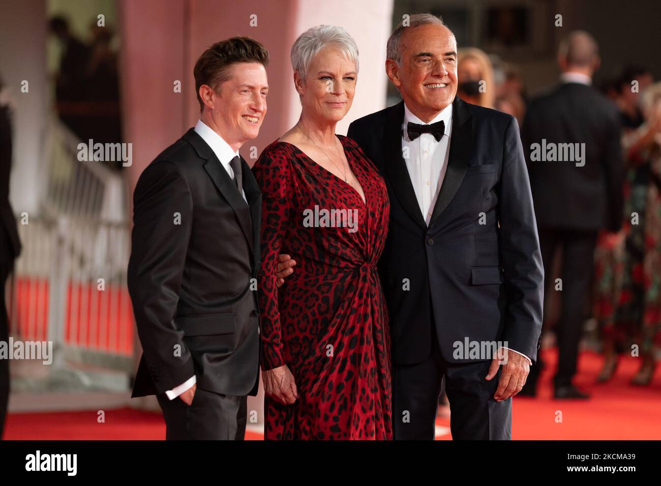 (L-R) il regista David Gordon Green, Jamie Lee Curtis e il direttore del Venice Film Festival Alberto Barbera partecipano al tappeto rosso del film 'Halloween Kills' durante il 78th° Festival Internazionale del Cinema di Venezia il 08 settembre 2021 a Venezia (Foto di Luca Carlino/NurPhoto) Foto Stock