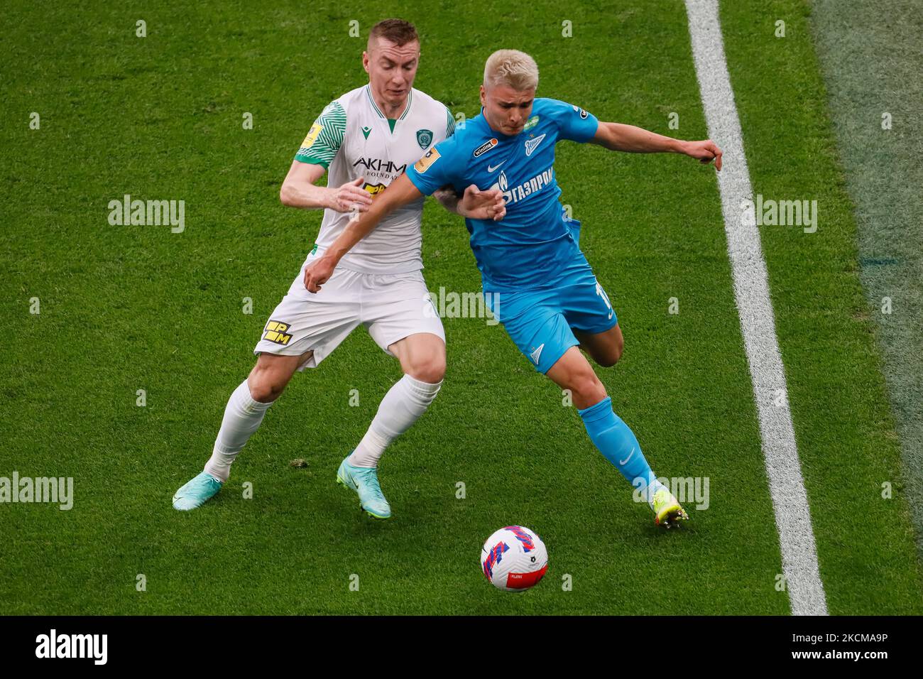 Andrey Mostovoy (R) di Zenit e Andrey Semenov di Akhmat vie per la palla durante la partita della Premier League russa tra il FC Zenit San Pietroburgo e il FC Akhmat Grozny il 11 settembre 2021 alla Gazprom Arena di San Pietroburgo, Russia. (Foto di Mike Kireev/NurPhoto) Foto Stock