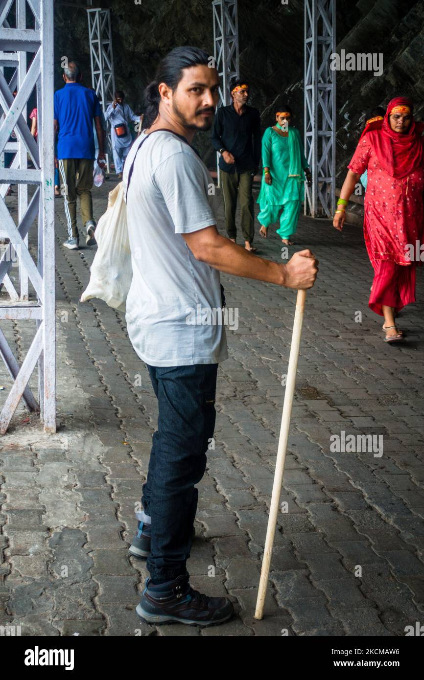 5th 2022 luglio Katra, Jammu e Kashmir, India. Un pellegrino maschio con un bastone per visitare il Tempio della Grotta di Mata Vaishno Devi. Foto Stock