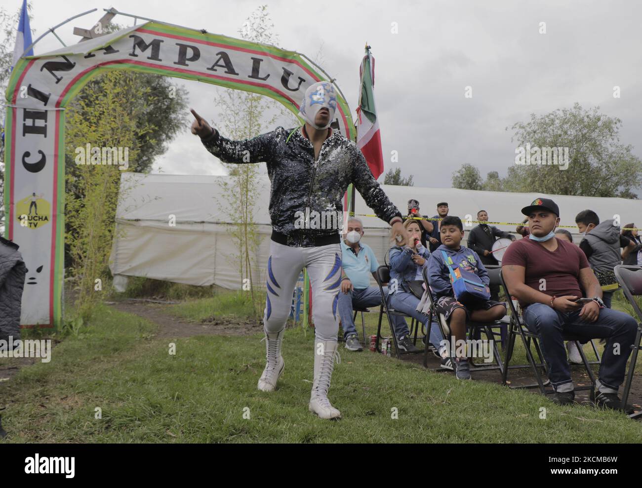 Gran Felipe Jr., wrestler, durante uno spettacolo in occasione del primo anniversario di Chinampaluchas a Xochimilco durante l'emergenza sanitaria COVID-19 e il semaforo epidemiologico giallo a Città del Messico. (Foto di Gerardo Vieyra/NurPhoto) Foto Stock