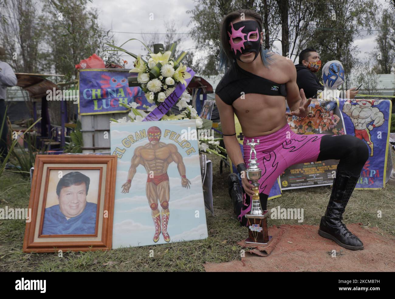 Sol, lottatore e vincitore durante uno spettacolo di wrestling in occasione del primo anniversario di Chinampaluchas a Xochimilco durante l'emergenza sanitaria COVID-19 e il semaforo epidemiologico giallo a Città del Messico. I chinampas sono utilizzati per l'alloggio e la coltivazione, tuttavia, durante l'emergenza sanitaria COVID-19, sono utilizzati per offrire uno spettacolo tra diversi lottatori e per ottenere un certo reddito per intraprendere altri progetti. (Foto di Gerardo Vieyra/NurPhoto) Foto Stock