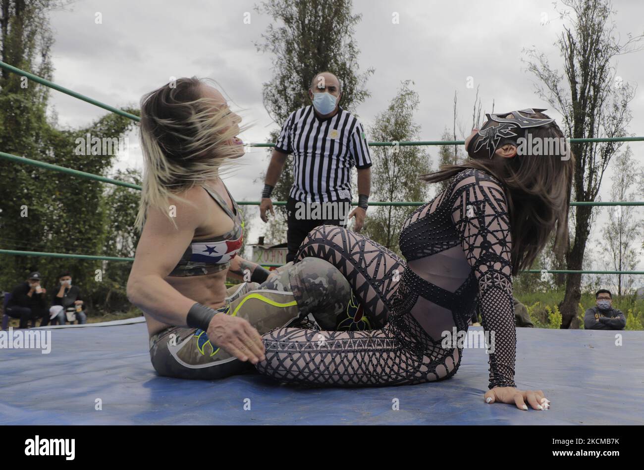 Dalys e Lluvia durante uno spettacolo di wrestling in occasione del primo anniversario di Chinampaluchas a Xochimilco durante l'emergenza sanitaria COVID-19 e il semaforo epidemiologico giallo a Città del Messico. I chinampas sono utilizzati per l'alloggio e la coltivazione, tuttavia, durante l'emergenza sanitaria COVID-19, sono utilizzati per offrire uno spettacolo tra diversi lottatori e per ottenere un certo reddito per intraprendere altri progetti. (Foto di Gerardo Vieyra/NurPhoto) Foto Stock