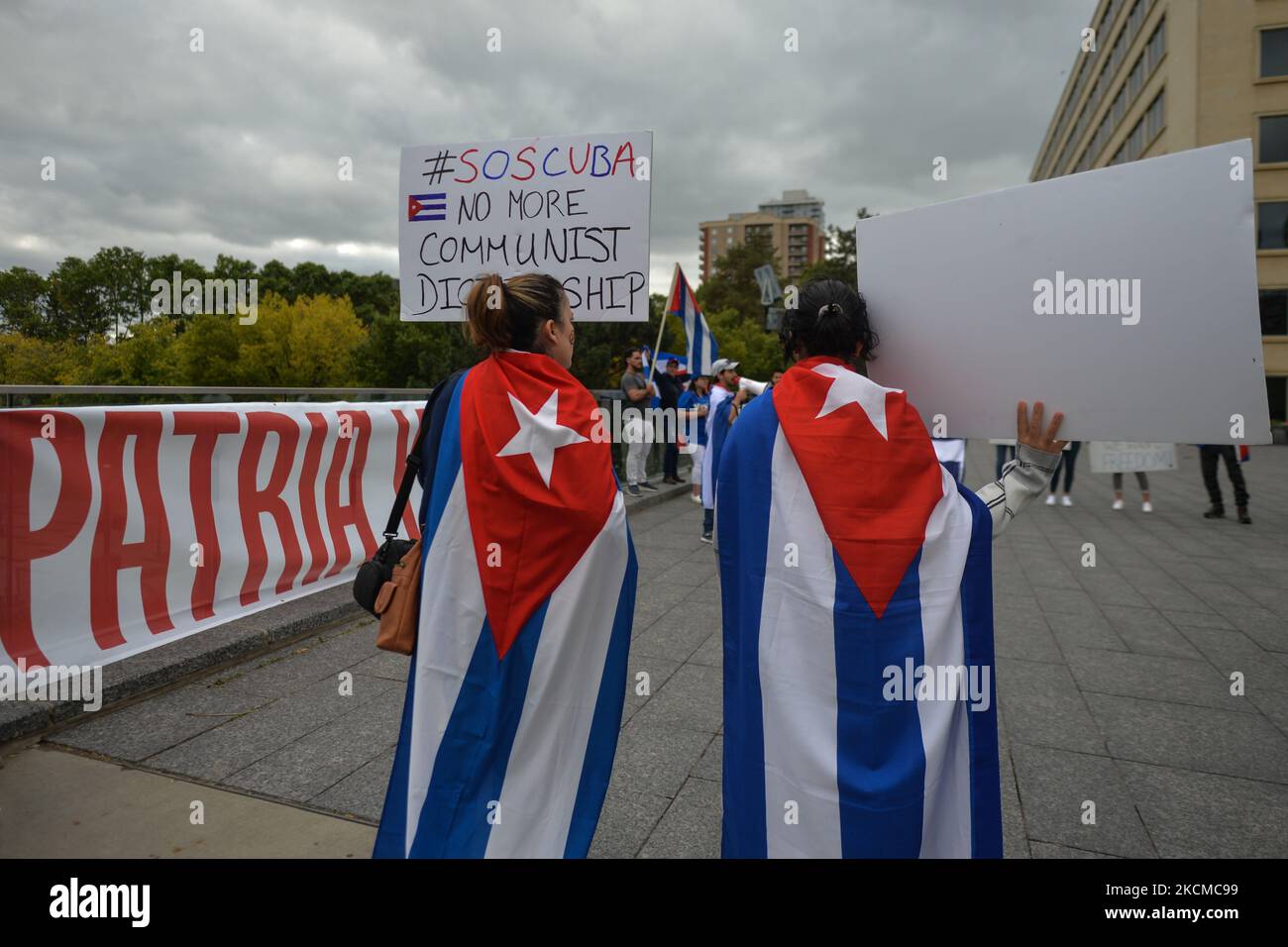 Membri della diaspora locale cubana, nicaraguana e venezuelana, attivisti e simpatizzanti locali visti fuori dall'edificio della legislatura di Alberta durante la manifestazione "libertà per l'America Latina". Sabato 11 settembre 2021, a Edmonton, Alberta, Canada. (Foto di Artur Widak/NurPhoto) Foto Stock