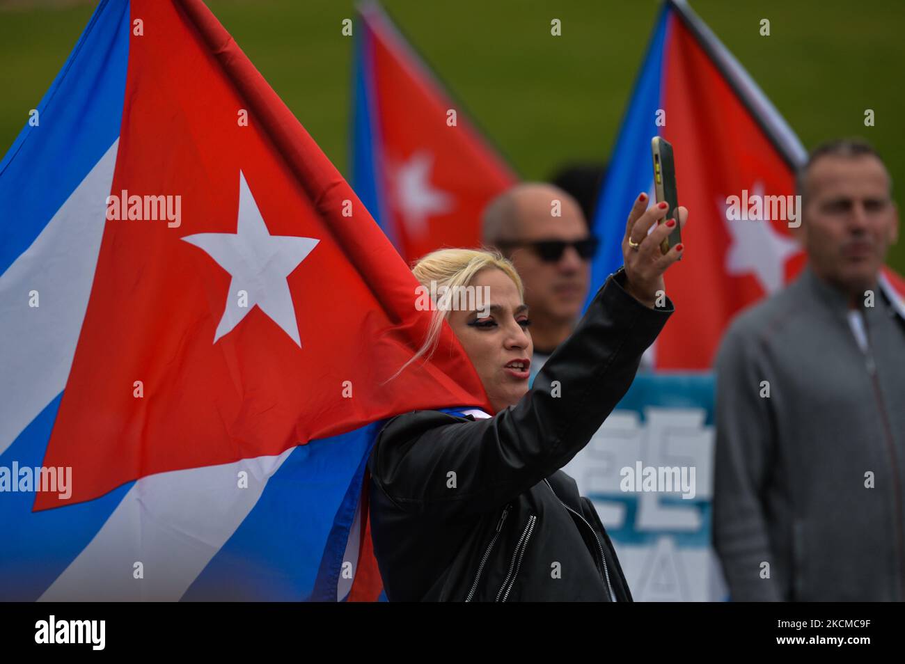 Manifestanti cubani con bandiere nazionali cubane. Membri della diaspora locale cubana, nicaraguana e venezuelana, attivisti e simpatizzanti locali visti fuori dall'edificio della legislatura di Alberta durante la manifestazione "libertà per l'America Latina". Sabato 11 settembre 2021, a Edmonton, Alberta, Canada. (Foto di Artur Widak/NurPhoto) Foto Stock