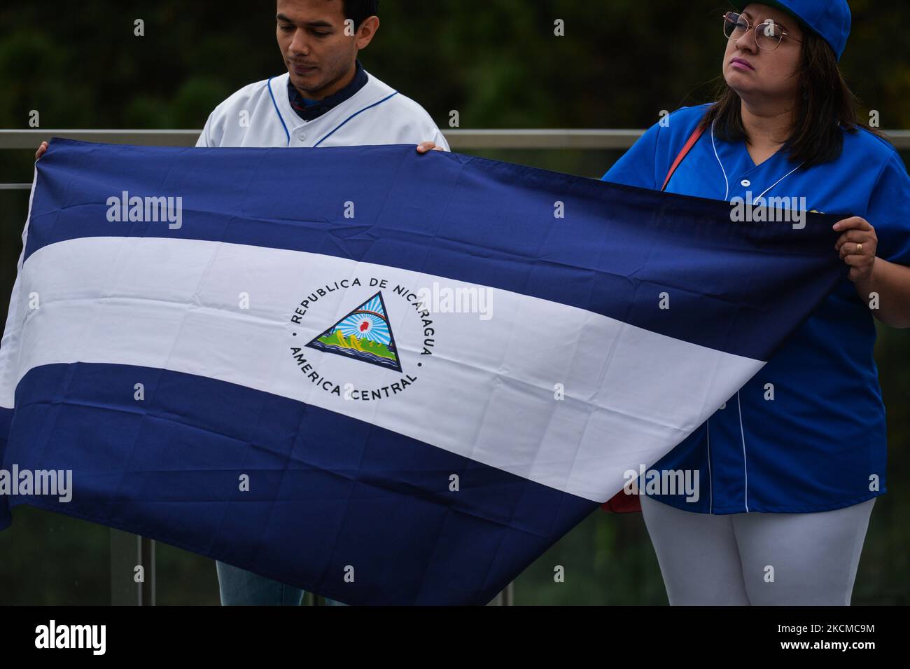 I manifestanti detengono la bandiera nazionale del Nicaragua. Membri della diaspora locale cubana, nicaraguana e venezuelana, attivisti e simpatizzanti locali visti fuori dall'edificio della legislatura di Alberta durante la manifestazione "libertà per l'America Latina". Sabato 11 settembre 2021, a Edmonton, Alberta, Canada. (Foto di Artur Widak/NurPhoto) Foto Stock