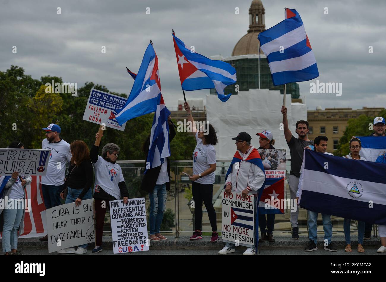 Membri della diaspora locale cubana, nicaraguana e venezuelana, attivisti e simpatizzanti locali visti fuori dall'edificio della legislatura di Alberta durante la manifestazione "libertà per l'America Latina". Sabato 11 settembre 2021, a Edmonton, Alberta, Canada. (Foto di Artur Widak/NurPhoto) Foto Stock