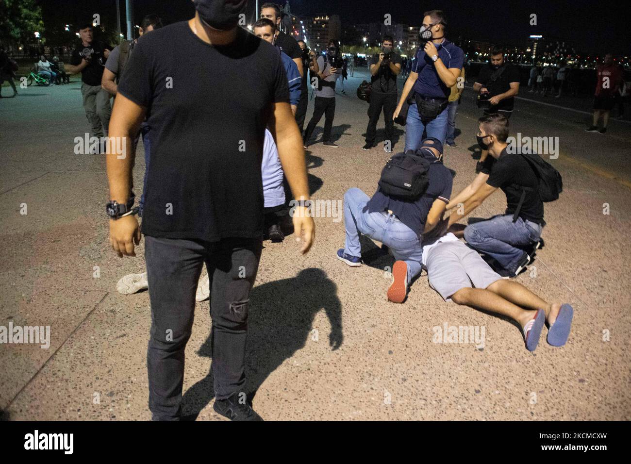 La polizia ferma i manifestanti. Durante la cerimonia di apertura della Fiera Internazionale di Salonicco, con il discorso del primo Ministro Kyriakos Mitsotakis, si sono svolte delle truffe tra i manifestanti contro la vaccinazione obbligatoria e la polizia al di fuori del municipio di Salonicco. La Grecia sta avendo una vaccinazione obbligatoria per le persone che lavorano nel settore sanitario pubblico. A Salonicco si sono svolte proteste e manifestazioni multiple con il centro della città in un blocco. Da parte della polizia, c'è stato un elicottero che controlla la situazione con forza forte, gas lacrimogeni chimici sono stati utilizzati, stun grena Foto Stock