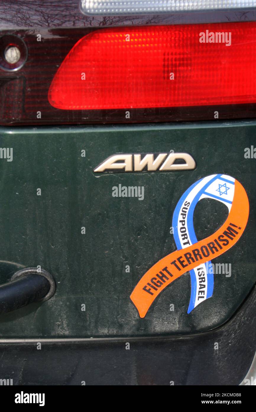 Decalcomania magnetica sul retro di un veicolo che dice 'sostenere Israele e combattere il terrorismo' a Toronto, Ontario, Canada, il 05 aprile 2008. (Foto di Creative Touch Imaging Ltd./NurPhoto) Foto Stock