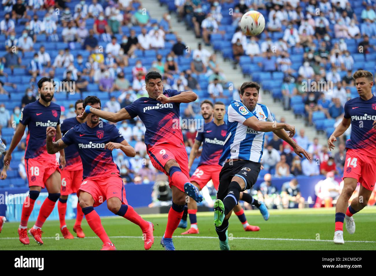 Luis Suarez e Leandro Cabrera durante la partita tra il FC RCD Espanyol e l'Atletico de Madrid, corrispondente alla settimana 4 della Liga Santander, suonata allo stadio RCDE, il 12th settembre 2021, a Barcellona, Spagna. (Foto di Joan Valls/Urbanandsport/NurPhoto) Foto Stock