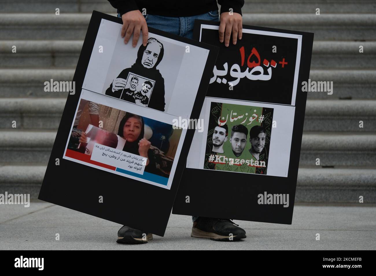 Un manifestante tiene cartelli sui gradini dell'edificio della legislatura dell'Alberta durante la protesta 'Standing for Human Rights in Iran' alla vigilia del primo anniversario dell'esecuzione di Navid Afkari. Navid Afkari era un lottatore iraniano condannato a morte e giustiziato dopo essere stato falsamente accusato e condannato per aver ucciso una guardia di sicurezza durante le proteste iraniane del 2018. Sabato 11 settembre 2021, a Edmonton, Alberta, Canada. (Foto di Artur Widak/NurPhoto) Foto Stock