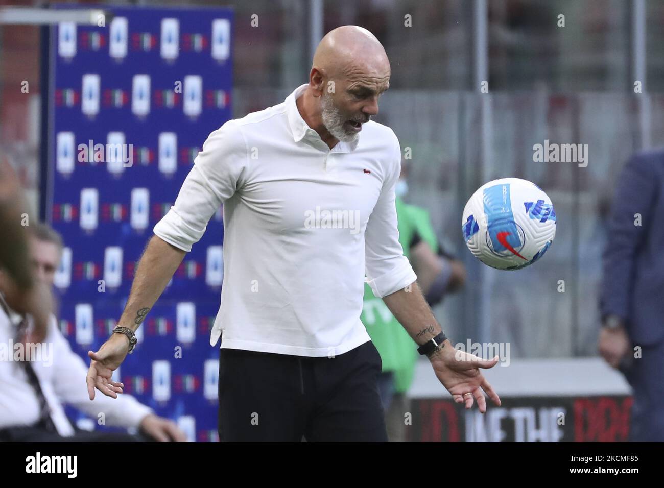Stefano Pioli capo allenatore dell'AC Milan guarda durante la Serie Un match tra AC Milan e SS Lazio allo Stadio Giuseppe Meazza il 12 settembre 2021 a Milano. (Foto di Giuseppe Cottini/NurPhoto) Foto Stock