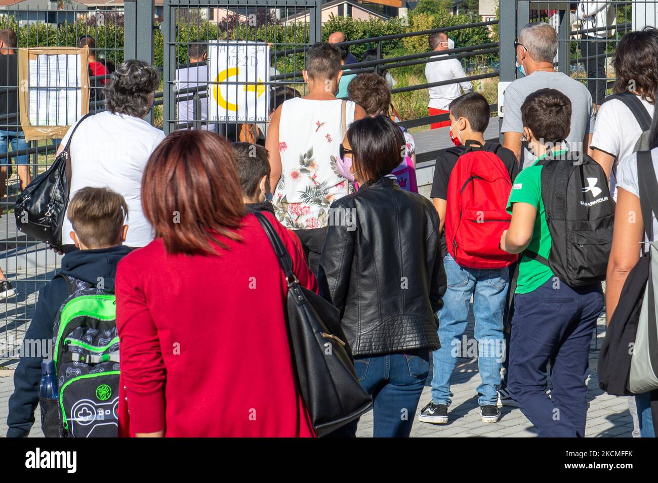 Gli studenti tornano a scuola a Rieti il 13 settembre 2021. È iniziato il nuovo anno scolastico per gli studenti del Lazio. Settembre 13th, la prima campana per milioni di studenti, accesso limitato, maschera, gel igienizzante e green pass per insegnanti e personale ATA. (Foto di Riccardo Fabi/NurPhoto) Foto Stock