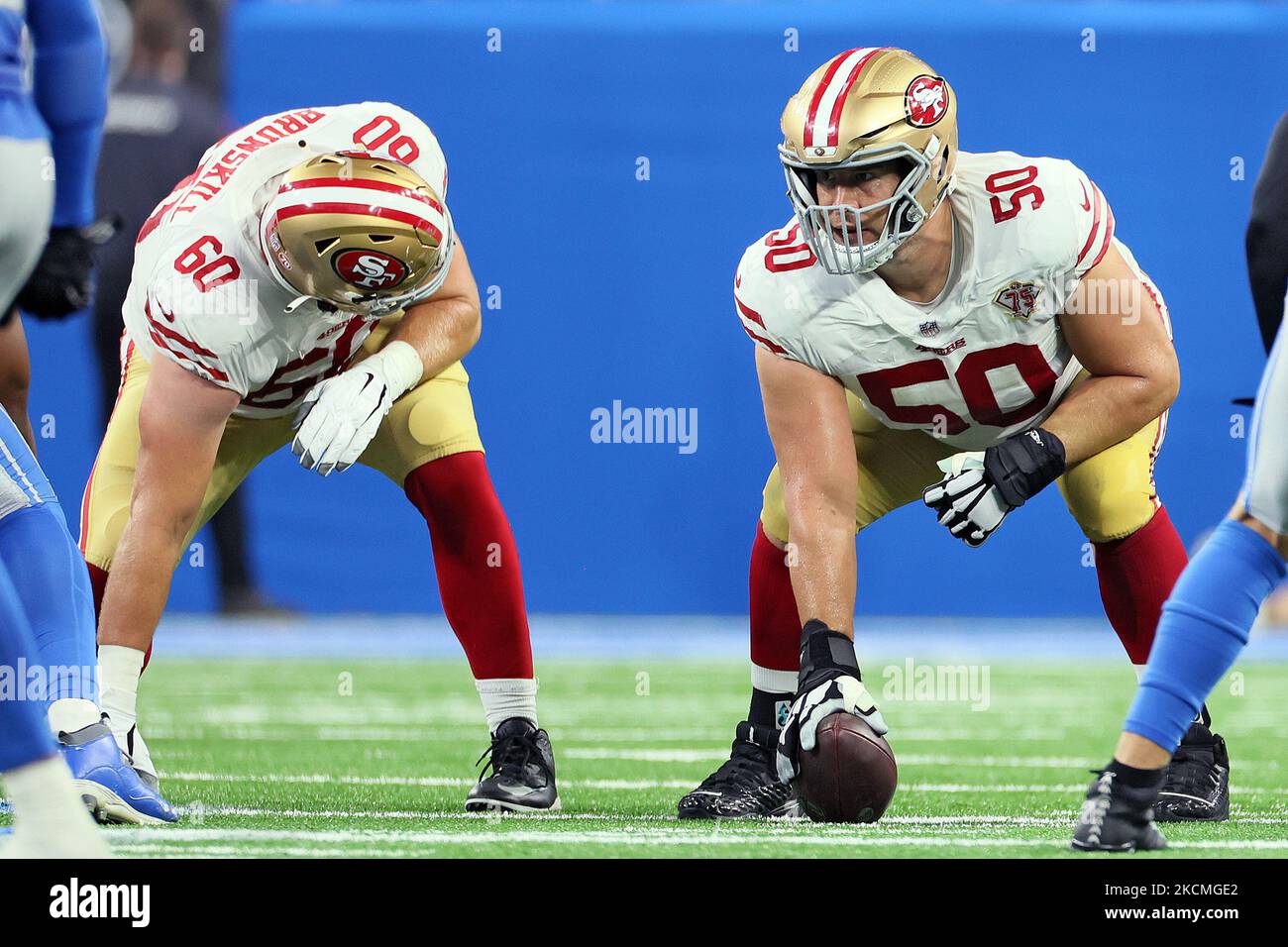 Il centro 49ers di San Francisco Alex Mack (50) parla con l'offensiva di San Francisco 49ers Tackle Daniel Brunskill (60) prima di una partita di football tra i Detroit Lions e i San Francisco 49ers a Detroit, Michigan USA, domenica 12 settembre 2021. (Foto di Amy Lemus/NurPhoto) Foto Stock