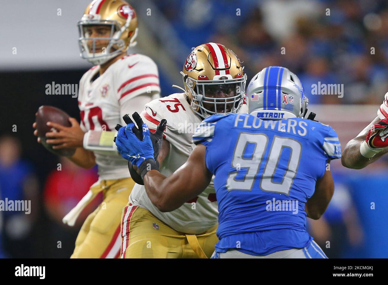 La guardia offensiva di San Francisco 49ers Laken Tomlinson (75) difende contro il linebacker dei Detroit Lions Trey Flowers (90) durante la seconda metà di una partita di football della NFL a Detroit, Michigan USA, domenica 12 settembre 2021. (Foto di Jorge Lemus/NurPhoto) Foto Stock