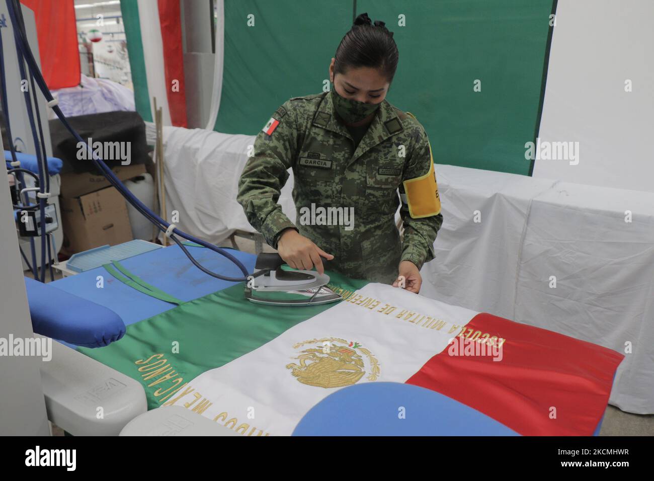 Area di stiratura a vapore del Segretariato della Difesa Nazionale (SEDENA), dove dipinse una monumentale bandiera messicana disegnata su tessuto di nylon di alta qualità all'interno della fabbrica di abbigliamento e attrezzature El Vergel Iztapalapa, Città del Messico, In occasione dell'Independence Cry and Military Parade che si terrà il 15 e 16 settembre durante l'emergenza sanitaria dovuta al COVID-19 e al semaforo epidemiologico giallo nella capitale. (Foto di Gerardo Vieyra/NurPhoto) Foto Stock