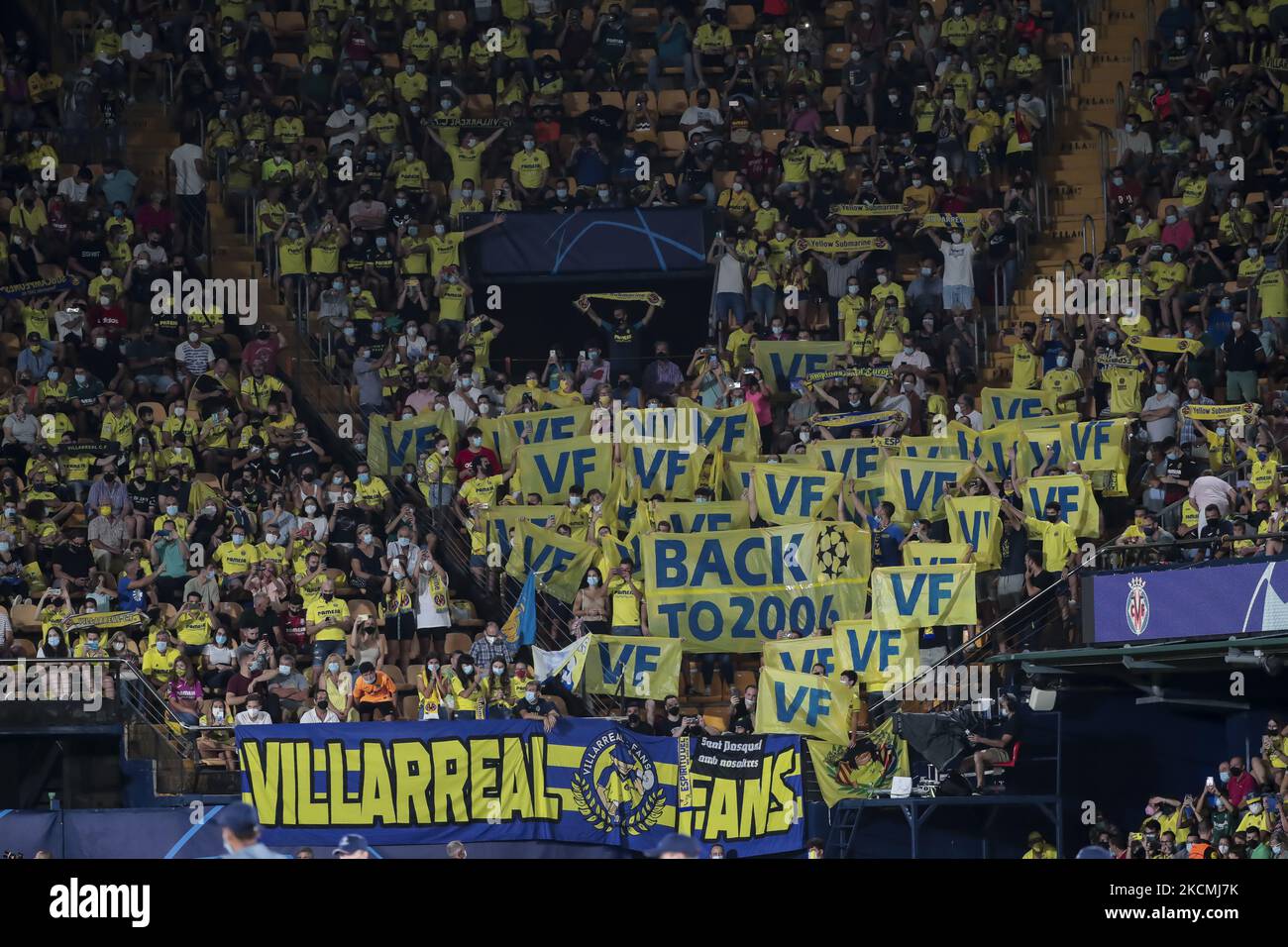 I fan di Villarreal prima della partita della UEFA Champions League tra Villarreal CF e Atalanta CB allo stadio la Ceramica il 14 settembre 2021. (Foto di Jose Miguel Fernandez/NurPhoto) Foto Stock