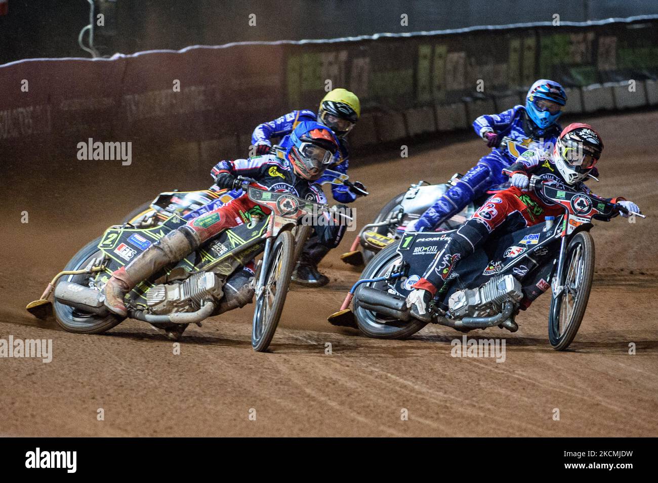 DaN Bewley (rosso) e Jye Etheridge (blu) conducono Thomas Jorgensen (bianco) e Connor Mountain (giallo) durante la partita della SGB Premiership tra Belle Vue Aces e King's Lynn Stars al National Speedway Stadium di Manchester, lunedì 13th settembre 2021. (Foto di Ian Charles/MI News/NurPhoto) Foto Stock