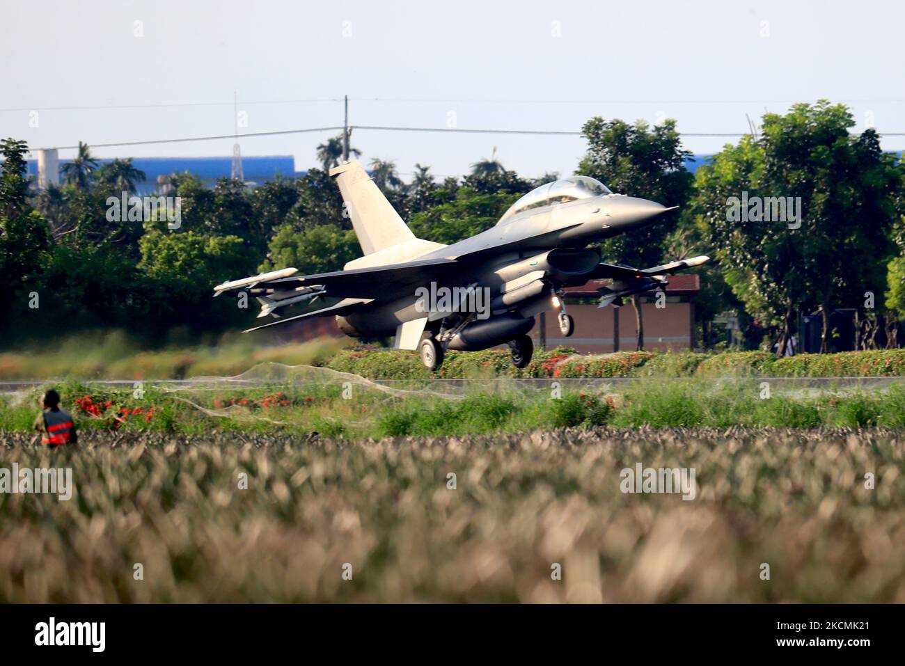 Un aereo da combattimento F-16 viene impiegato per l'addestramento di atterraggio e decollo di emergenza, durante l'edizione 37th del trapano militare Han Kuang, a Pingtung, Taiwan, 15 settembre 2021. Taiwan, con grandi relazioni tra gli Stati Uniti, il Giappone e alcuni paesi europei, tra cui la Repubblica Ceca e la Lituania, ha dovuto affrontare minacce sempre più gravi dalla Cina, con Washington che offre più vendite di armi all'isola autogestita. (Foto di Ceng Shou Yi/NurPhoto) Foto Stock