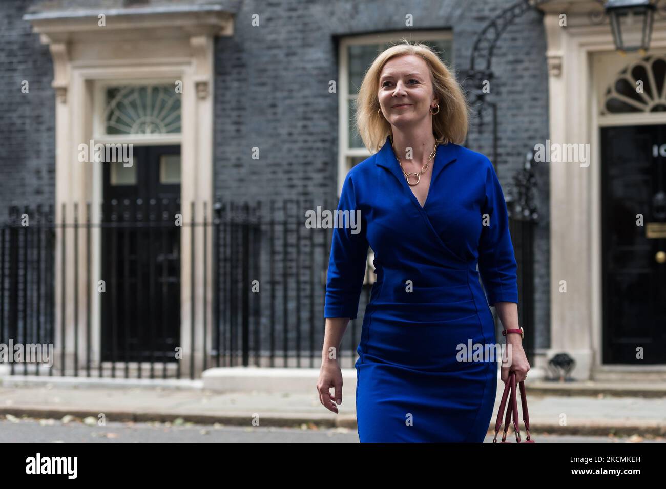 LONDRA, REGNO UNITO - 15 SETTEMBRE 2021: Recentemente nominato Segretario di Stato per gli Affari Esteri, del Commonwealth e dello sviluppo, il Ministro per le Donne e le pari opportunità Elizabeth Truss lascia 10 Downing Street mentre il primo Ministro britannico Boris Johnson sta conducendo un rimpasto della sua squadra di alto livello ministeriale il 15 settembre 2021 a Londra, Inghilterra. (Foto di Wiktor Szymanowicz/NurPhoto) Foto Stock