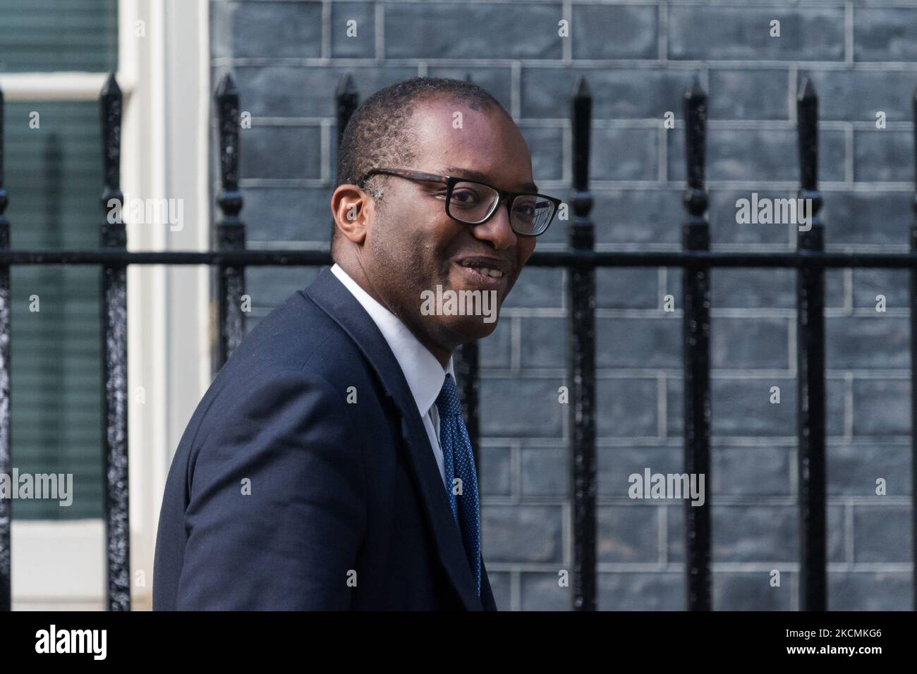 LONDRA, REGNO UNITO - 15 SETTEMBRE 2021: Il Segretario di Stato per le imprese, l'energia e la strategia industriale Kwasi Kwarteng lascia 10 Downing Street mentre il primo ministro britannico Boris Johnson sta conducendo un rimpasto del suo team ministeriale principale il 15 settembre 2021 a Londra, Inghilterra. (Foto di Wiktor Szymanowicz/NurPhoto) Foto Stock