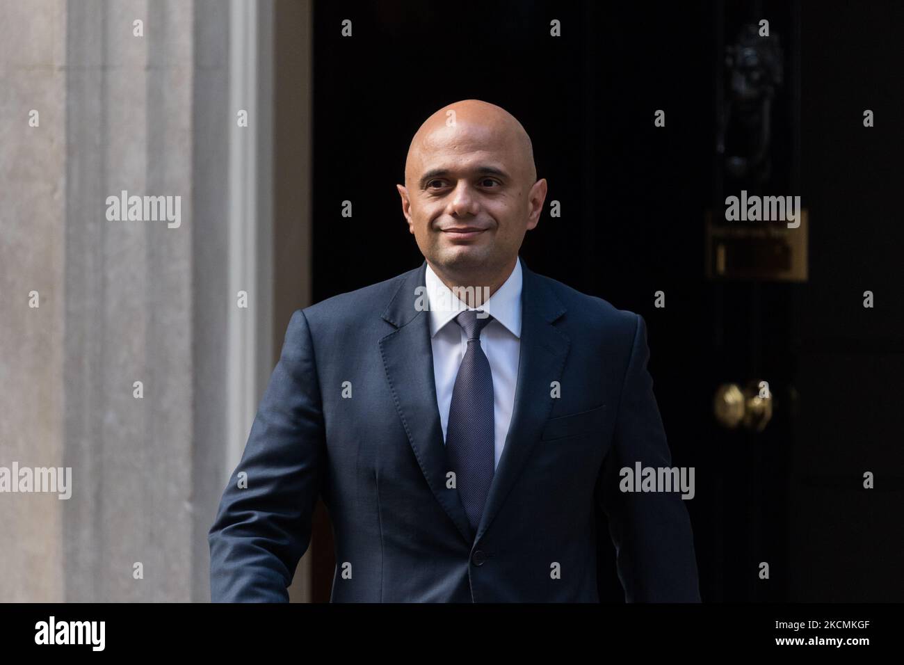 LONDRA, REGNO UNITO - 15 SETTEMBRE 2021: Il Segretario di Stato per la Salute e l'assistenza sociale Sahid Javid lascia 10 Downing Street mentre il primo ministro britannico Boris Johnson sta conducendo un rimpasto della sua squadra ministeriale principale il 15 settembre 2021 a Londra, Inghilterra. (Foto di Wiktor Szymanowicz/NurPhoto) Foto Stock