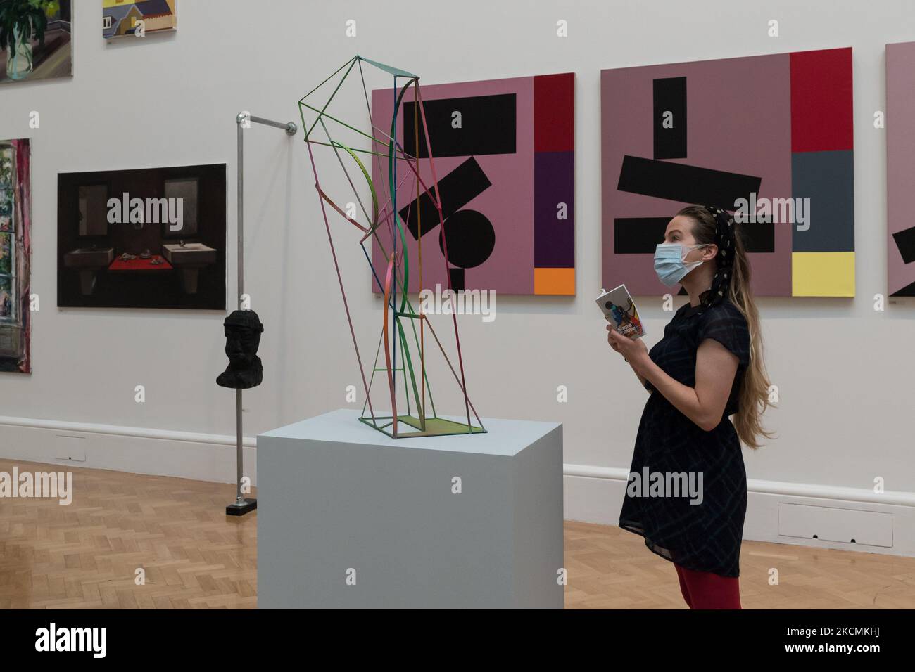 LONDRA, REGNO UNITO - 15 SETTEMBRE 2021: Un membro dello staff della galleria guarda 'Tuscaloosa Dreaming' di Jane Ackroyd durante un'anteprima stampa della 253rd Summer Exhibition alla Royal Academy of Arts il 15 settembre 2021 a Londra, Inghilterra. La mostra, che si svolge in autunno tra il 22 settembre 2021 e il 2 gennaio 2022, comprende circa 1400 opere in una vasta gamma di media, dai grandi dipinti e sculture alla fotografia, stampe e tessuti di artisti emergenti e affermati. (Foto di Wiktor Szymanowicz/NurPhoto) Foto Stock LONDRA, REGNO UNITO - 15 SETTEMBRE 2021: Un membro dello staff della galleria guarda 'Tuscaloosa Dreaming' di Jane Ackroyd durante un'anteprima stampa della 253rd Summer Exhibition alla Royal Academy of Arts il 15 settembre 2021 a Londra, Inghilterra. La mostra, che si svolge in autunno tra il 22 settembre 2021 e il 2 gennaio 2022, comprende circa 1400 opere in una vasta gamma di media, dai grandi dipinti e sculture alla fotografia, stampe e tessuti di artisti emergenti e affermati. (Foto di Wiktor Szymanowicz/NurPhoto) Foto Stock