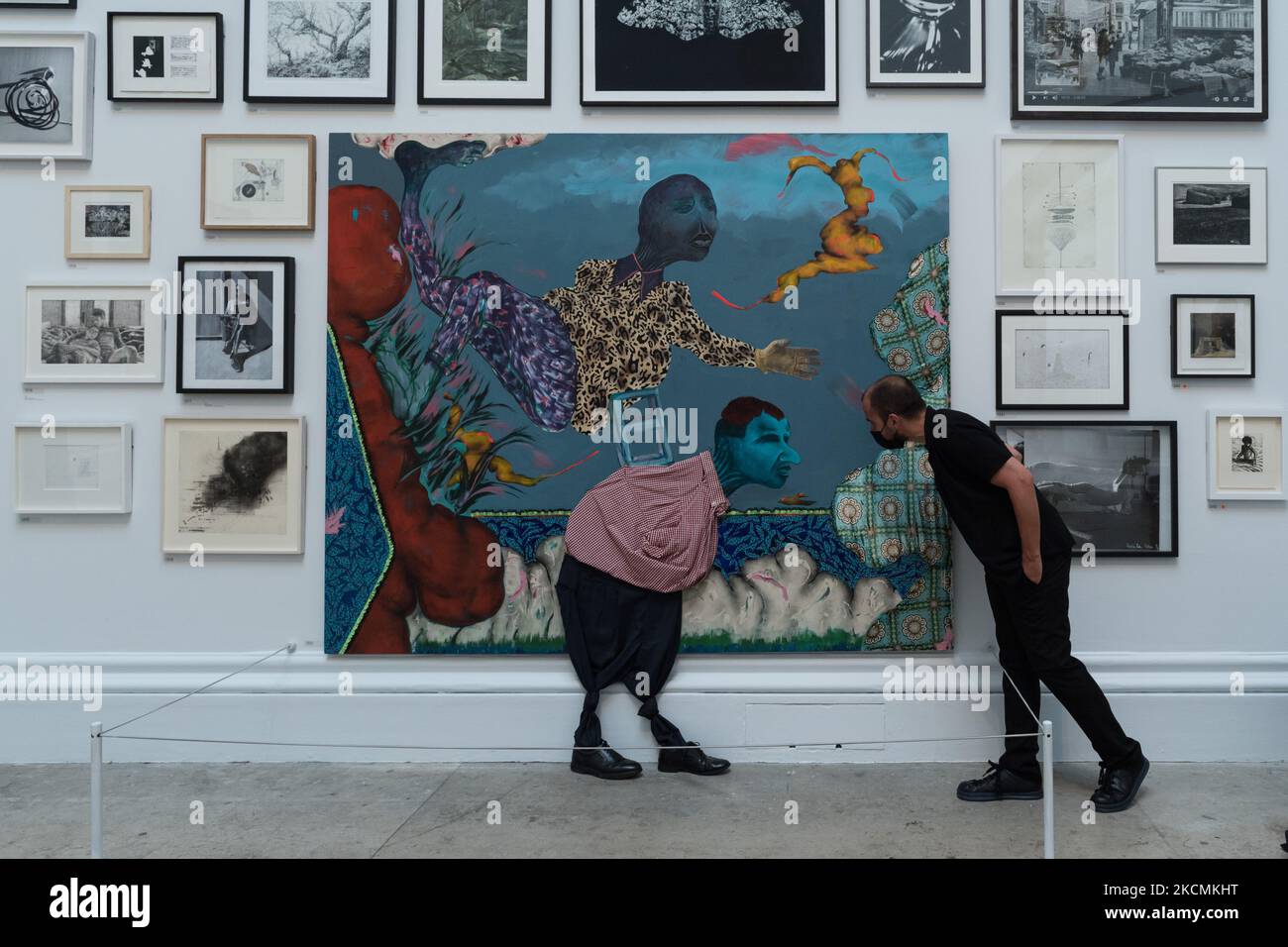 LONDRA, REGNO UNITO - 15 SETTEMBRE 2021: Un membro dello staff della galleria guarda 'Seeker of the light' di Simphiwe Ndzube durante un'anteprima stampa della 253rd Summer Exhibition alla Royal Academy of Arts il 15 settembre 2021 a Londra, Inghilterra. La mostra, che si svolge in autunno tra il 22 settembre 2021 e il 2 gennaio 2022, comprende circa 1400 opere in una vasta gamma di media, dai grandi dipinti e sculture alla fotografia, stampe e tessuti di artisti emergenti e affermati. (Foto di Wiktor Szymanowicz/NurPhoto) Foto Stock LONDRA, REGNO UNITO - 15 SETTEMBRE 2021: Un membro dello staff della galleria guarda 'Seeker of the light' di Simphiwe Ndzube durante un'anteprima stampa della 253rd Summer Exhibition alla Royal Academy of Arts il 15 settembre 2021 a Londra, Inghilterra. La mostra, che si svolge in autunno tra il 22 settembre 2021 e il 2 gennaio 2022, comprende circa 1400 opere in una vasta gamma di media, dai grandi dipinti e sculture alla fotografia, stampe e tessuti di artisti emergenti e affermati. (Foto di Wiktor Szymanowicz/NurPhoto) Foto Stock