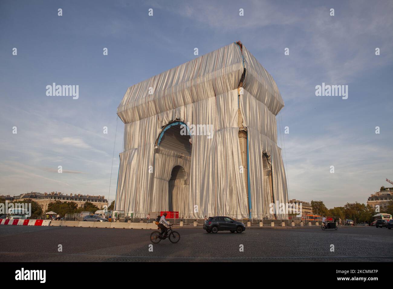 L'avvolgimento dell'Arco di Trionfo come parte di un'installazione artistica del compianto artista Christo è visto il 13 settembre 2021 a Parigi, in Francia. (Foto di Stephane Roupert/NurPhoto) Foto Stock