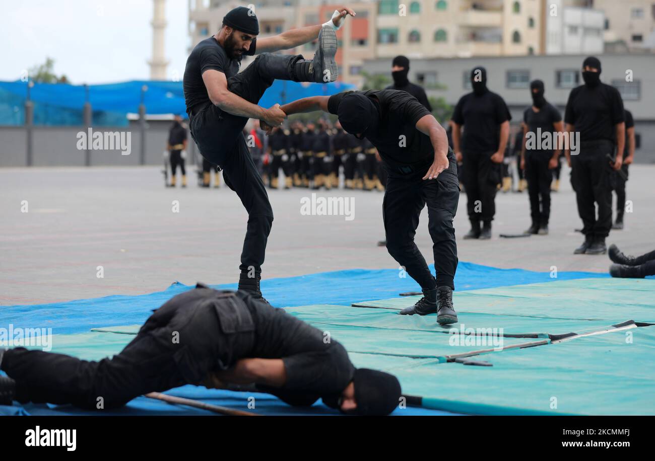 I membri palestinesi delle forze di sicurezza di Hamas partecipano alla cerimonia di laurea della polizia a Gaza il 16 settembre 2021. (Foto di Majdi Fathi/NurPhoto) Foto Stock