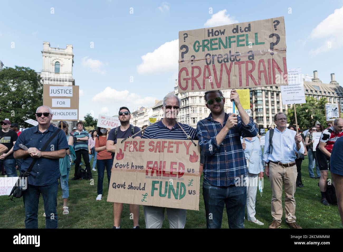 LONDRA, REGNO UNITO - 16 SETTEMBRE 2021: I membri dei gruppi d'azione di leasehold fanno un rally in Parliament Square protestando contro il costo degli affitti a terra, della sicurezza degli edifici, del rivestimento e della richiesta di abolizione della legge di leasehold in Inghilterra e Galles il 16 settembre 2021 a Londra, Inghilterra. (Foto di Wiktor Szymanowicz/NurPhoto) Foto Stock