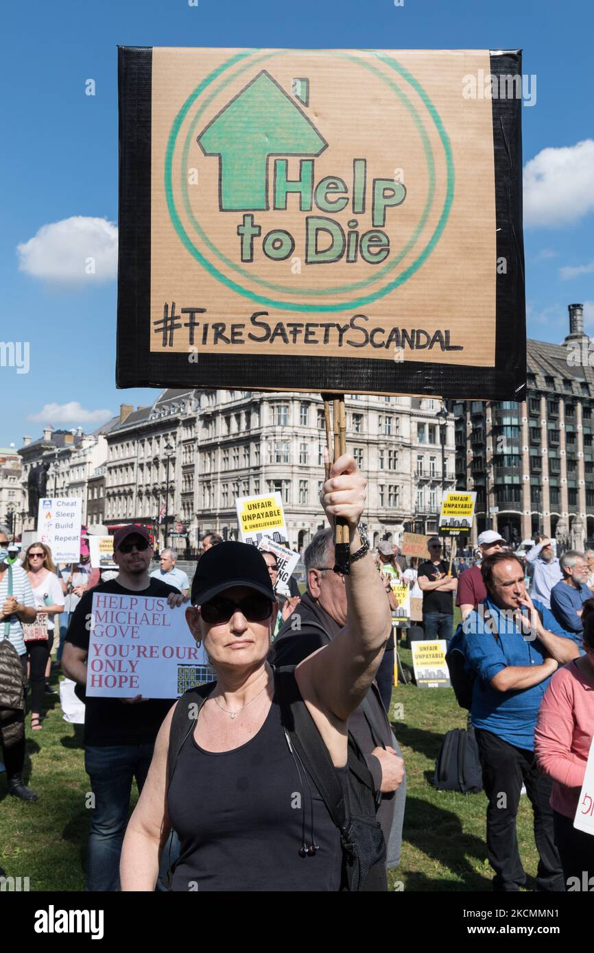 LONDRA, REGNO UNITO - 16 SETTEMBRE 2021: I membri dei gruppi d'azione di leasehold fanno un rally in Parliament Square protestando contro il costo degli affitti a terra, della sicurezza degli edifici, del rivestimento e della richiesta di abolizione della legge di leasehold in Inghilterra e Galles il 16 settembre 2021 a Londra, Inghilterra. (Foto di Wiktor Szymanowicz/NurPhoto) Foto Stock