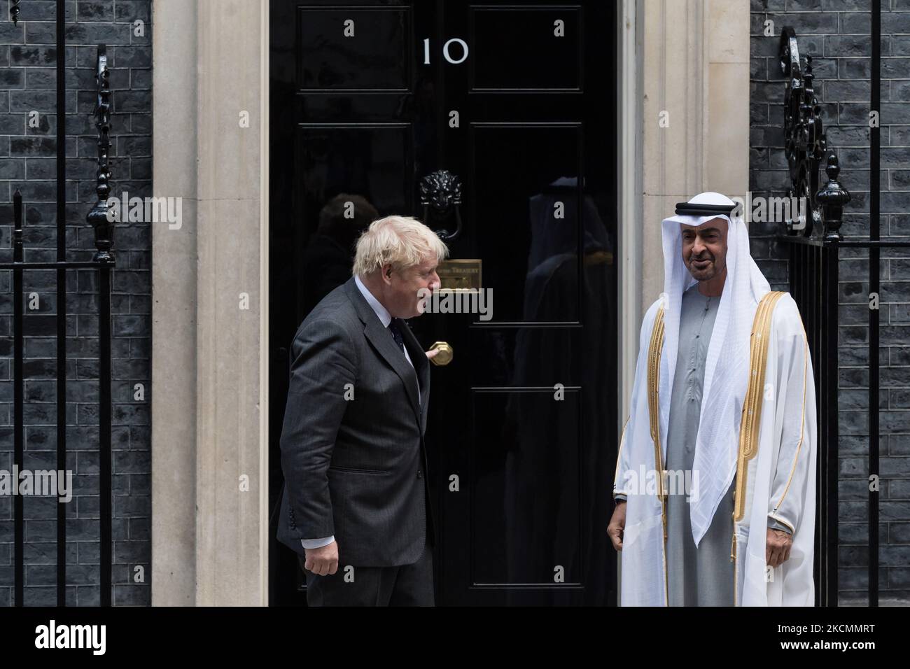 LONDRA, REGNO UNITO - 16 SETTEMBRE 2021: Il primo ministro britannico Boris Johnson (L) accoglie lo sceicco Mohammed bin Zayed al Nahyan (R), principe ereditario dell'emirato di Abu Dhabi e vice comandante supremo delle forze armate degli Emirati Arabi Uniti, al di fuori di 10 Downing Street in vista dei colloqui bilaterali, il 16 settembre 2021 a Londra, Inghilterra. (Foto di Wiktor Szymanowicz/NurPhoto) Foto Stock