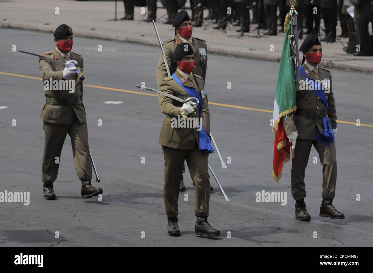 Piccola delegazione dell'esercito italiano durante la parata militare a Zócalo di Città del Messico, in occasione del 211th° anniversario dell'indipendenza del Messico. (Foto di Gerardo Vieyra/NurPhoto) Foto Stock