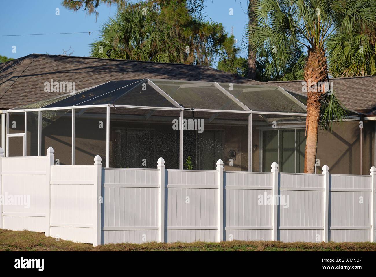 Recinzione in plastica bianca per la protezione del cortile posteriore e la privacy Foto Stock