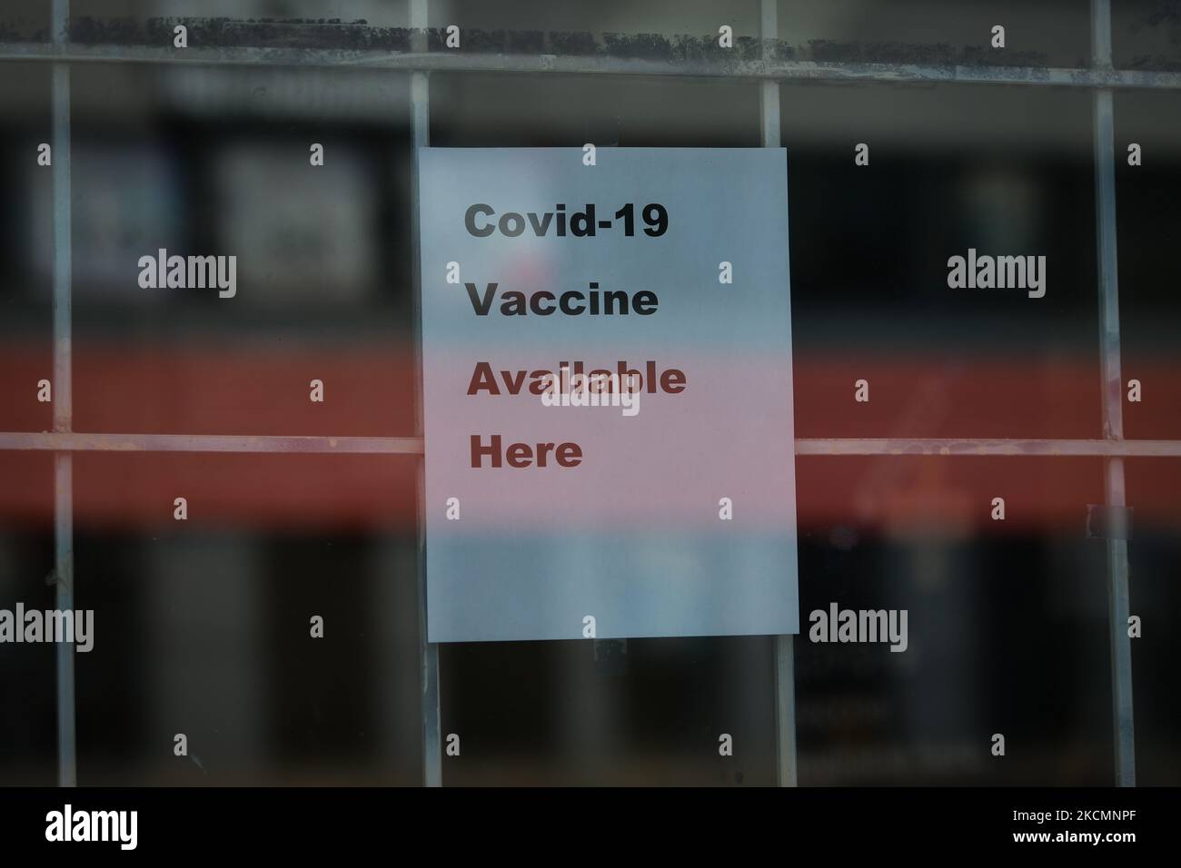 Il 'vaccino Covid-19 disponibile qui' segno visto sulla porta d'ingresso di una farmacia Edmonton. Alberta ha dichiarato uno stato di emergenza sanitaria pubblica e attuerà nuove misure sanitarie per espandere la capacità, aumentare i tassi di vaccinazione e ridurre la trasmissione di COVID-19. Ciò include nuove restrizioni su ristoranti, riunioni al coperto, matrimoni e funerali, negozi, locali di intrattenimento, E indoor sport e fitness da settembre 20. Misure sul luogo di lavoro, incontri privati al coperto, luoghi di culto, scuole e attività per bambini, nonché mascheramento obbligatorio e allontanamento fisico in al Foto Stock