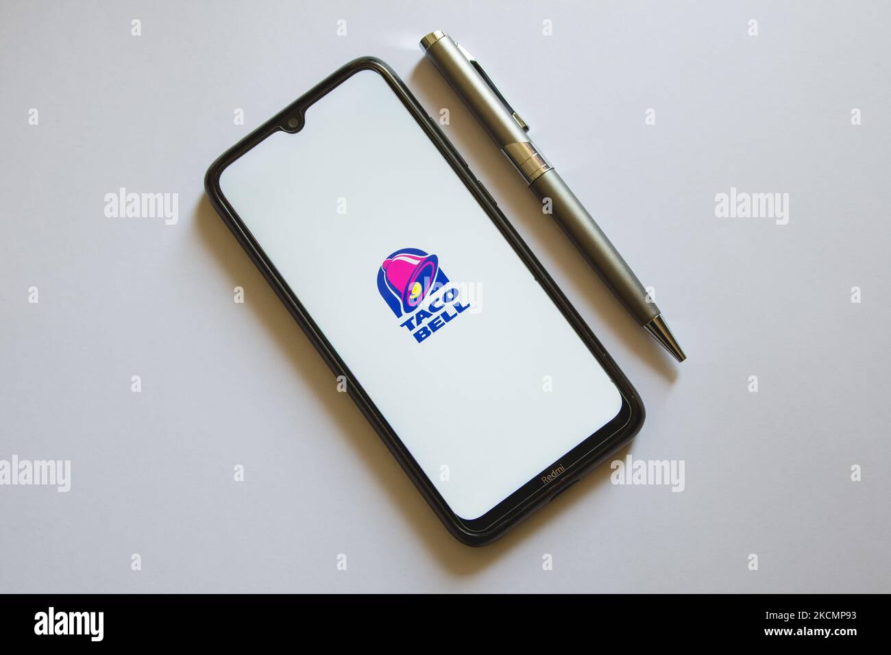 In questa foto, il logo Taco Bell viene visualizzato sullo schermo di uno smartphone e una matita ad Atene, in Grecia, il 17 settembre 2021. (Foto di Nikolas Kokovlis/NurPhoto) Foto Stock